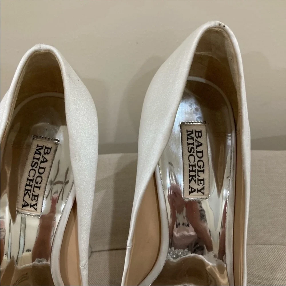 Badgley Mischka White Heels with Crystal Embellishment Size 8 - Picture 8 of 9